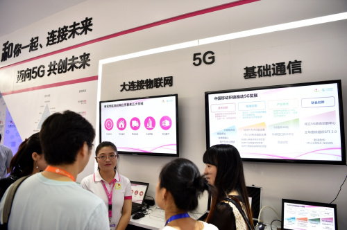 參觀者在中國移動展臺了解該公司在5G技術研發方面的成果。